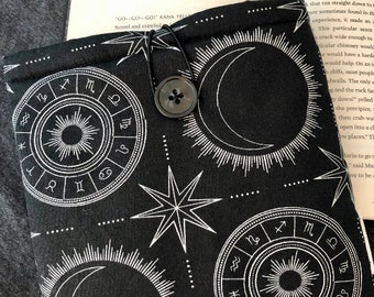 Pochette rembourrée Zodiac céleste | étui pour tablette | fermeture à bouton | cadeau livresque | Étui pour Kindle | signes astrologiques | horoscope
