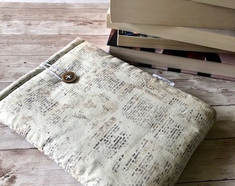 Funda acolchada con aspecto vintage de periódico envejecido / funda para tablet / cierre de botón / funda para Kindle / regalo para amantes de los libros