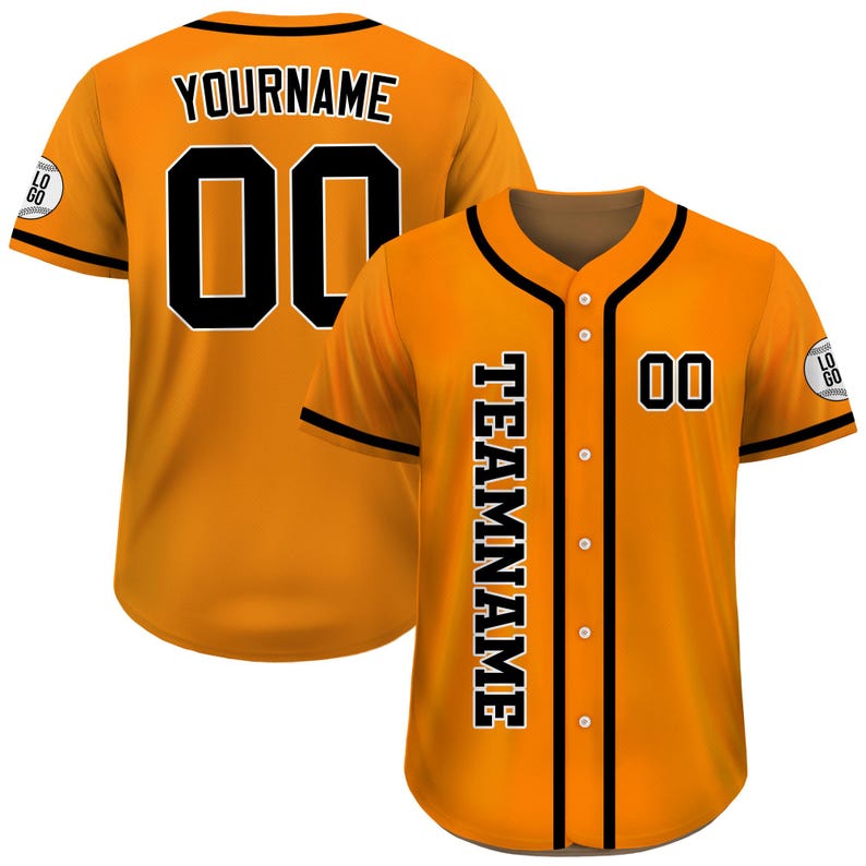 Pode incluir: Camisola de beisebol laranja com acabamentos e detalhes em preto. A camisola apresenta a palavra "YOURNAME" e o n&uacute;mero "00" nas costas. A frente tem a palavra "TEAMNAME" na vertical e o n&uacute;mero "00".