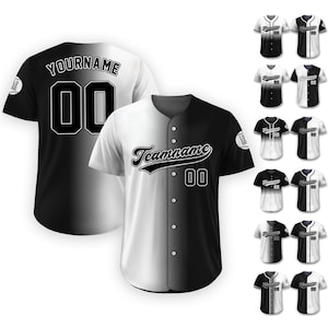 Può includere: Maglia da baseball bianca e nera con un design diviso. Il lato sinistro è bianco con testo nero che dice "Teamname 00" e il lato destro è nero con testo bianco che dice "YOURNAME 00".
