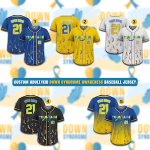 Op de afbeelding: Vijf baseballshirts met een blauw en geel patroon. De shirts hebben de tekst "YOUR NAME" en "TEAM NAME" erop. De shirts zijn voor Down Syndroom Bewustzijn.