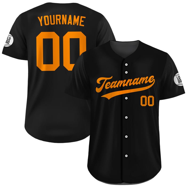 Pode incluir: Camisola de beisebol preta com letras e n&uacute;meros laranja. A camisola apresenta a palavra "YOURNAME" e o n&uacute;mero "00" nas costas. A frente da camisola tem a palavra "Teamname" e o n&uacute;mero "00". Um log&oacute;tipo est&aacute; na manga.