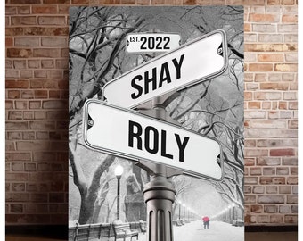 Könnte beinhalten: Schwarzweißfoto eines Straßenschilds mit den Namen "Shay" und "Roly" darauf. Das Schild ist an einem Pfosten in einer schneebedeckten Parklandschaft angebracht. Das Schild enthält auch den Text "EST. 2022".