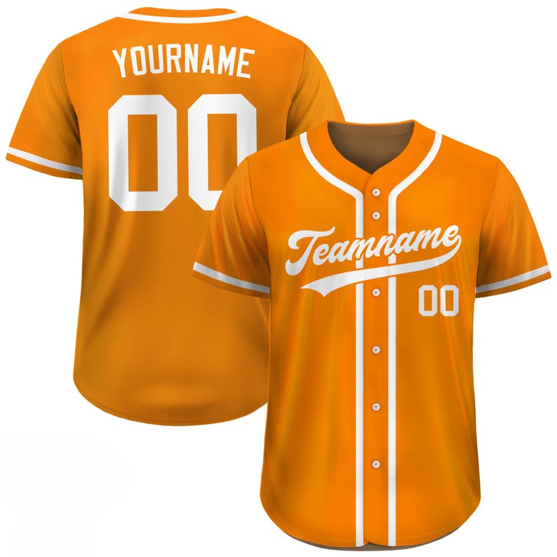 Pode incluir: Camisola de baseball laranja com detalhes brancos. A frente exibe "Teamname" e o n&uacute;mero "00". A parte de tr&aacute;s mostra "YOURNAME" e o n&uacute;mero "00". A camisola tem bot&otilde;es e mangas curtas.
