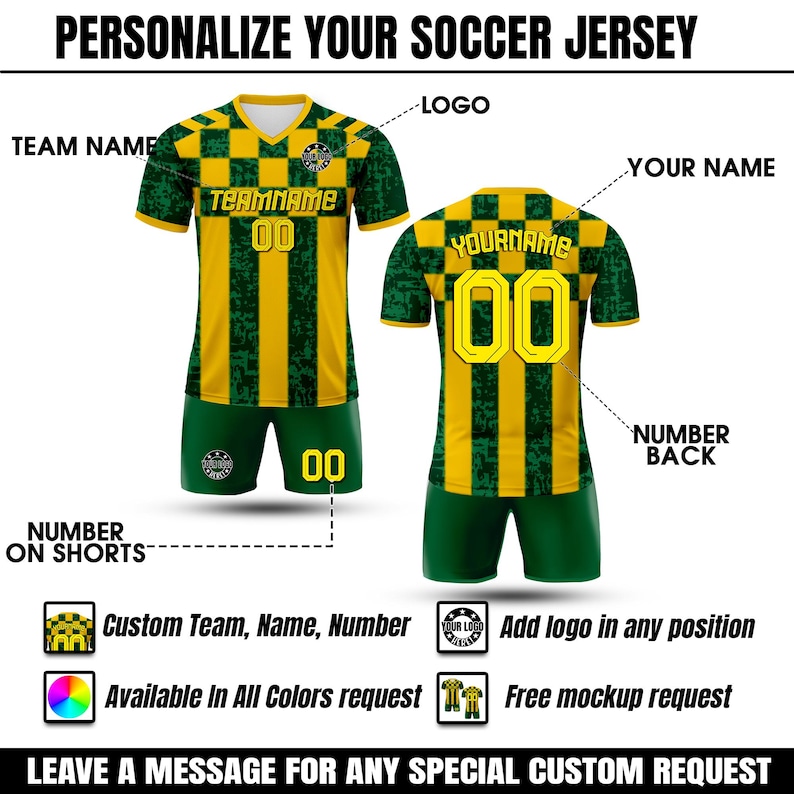 Pode incluir: Um conjunto de camisola de futebol verde e amarelo, com o texto "PERSONALIZE A SUA CAMISOLA DE FUTEBOL". A camisola apresenta um padr&atilde;o xadrez nos ombros e riscas verticais. Inclui cal&ccedil;&otilde;es com o n&uacute;mero "00".