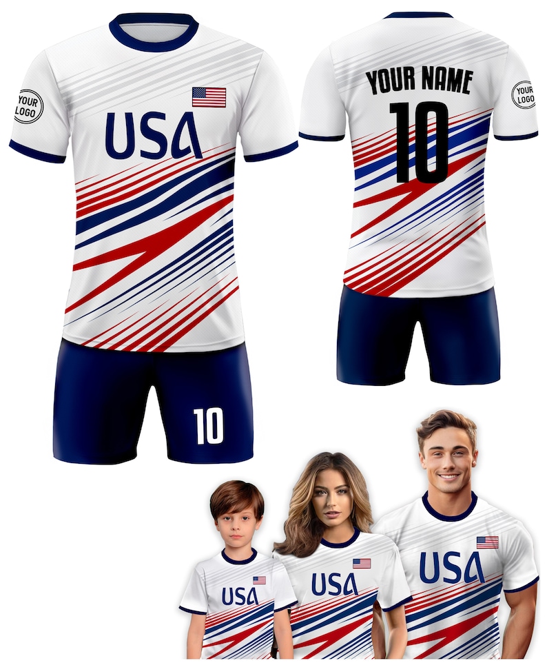 Puede incluir: Un conjunto de cuatro camisetas de f&uacute;tbol con fondo blanco, rayas rojas y azules y la palabra "USA" impresa en la parte delantera. Las camisetas tienen un ribete azul alrededor del cuello y las mangas. Las camisetas est&aacute;n disponibles en diferentes tallas para adultos y ni&ntilde;os.