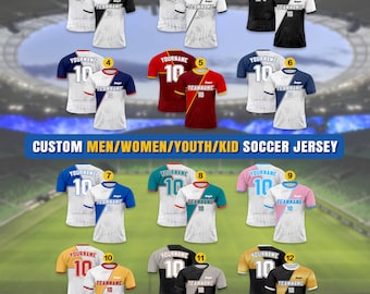 Puede incluir: Doce diseños diferentes de camisetas de fútbol con un esquema de colores dividido en diagonal. Cada camiseta tiene una base blanca con un color de contraste en el lado derecho. Las camisetas están numeradas del 1 al 12 y presentan el texto "YOURNAME" y "TEAMNAME" en la parte delantera.