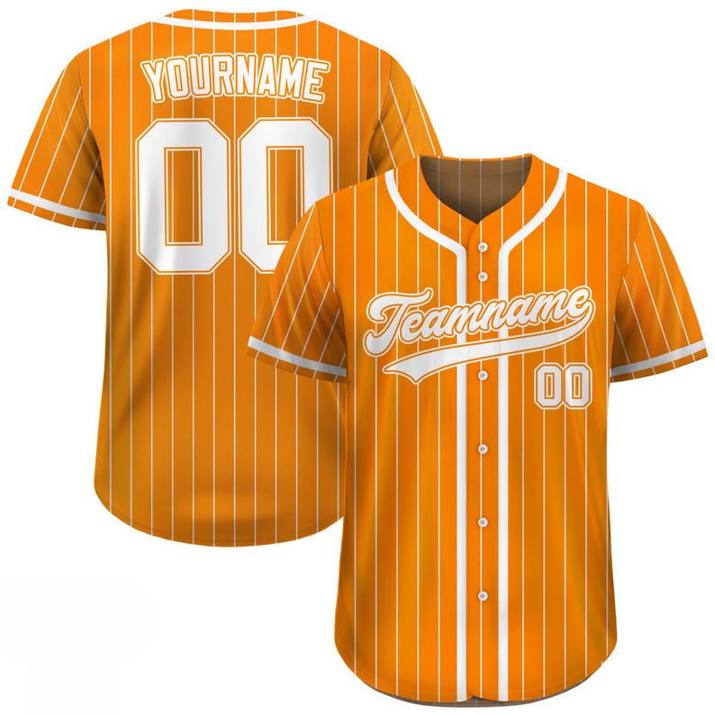 Pode incluir: Camisola de beisebol laranja com riscas brancas, gola e acabamentos das mangas. A camisola apresenta o texto "Teamname" e o n&uacute;mero "00" na frente, e "YOURNAME" e o n&uacute;mero "00" nas costas.
