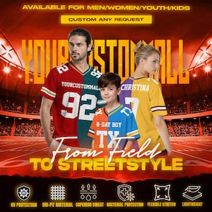 Puede incluir: Imagen de tres personas con camisetas de f&uacute;tbol personalizadas. Las camisetas son rojas, verdes, naranjas, azules y amarillas. Las camisetas tienen el texto "YOURCUSTOMMAL", "CHRISTINA" y "B-DAY BOY TX". La imagen tambi&eacute;n incluye el texto "From Field To Streetstyle".