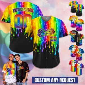 Puede incluir: Camisetas de béisbol con diseño de arcoíris y la palabra "Pride" y el número "00". Las camisetas tienen una base negra con un efecto de pintura goteando en varios colores. El texto "YOURNAME" también es visible. La imagen también muestra el texto "CUSTOM ANY REQUEST".
