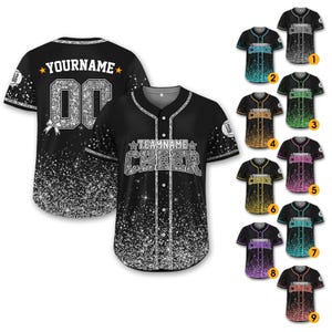 Pode incluir: Camisola de beisebol preta com glitter prateado e o texto "TEAMNAME CHEER" e "YOURNAME 00". A camisola é mostrada em nove variações de cor diferentes.