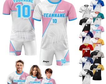 Puede incluir: Una camiseta de fútbol blanca y rosa con un patrón geométrico azul y blanco. La camiseta tiene un número 10 azul en la parte delantera y el texto "TEAMNAME" encima. La camiseta se muestra en un modelo y también en una variedad de colores.