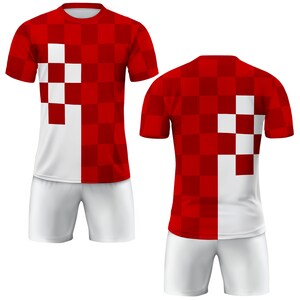 Puede incluir: Una camiseta de f&uacute;tbol blanca y roja con un patr&oacute;n a cuadros y un dise&ntilde;o a cuadros blanco y rojo en la parte delantera. La camiseta se combina con pantalones cortos blancos.