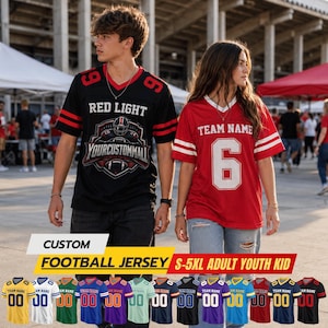 Puede incluir: Una camiseta de fútbol americano negra con rayas rojas y el texto RED LIGHT y YOURCUSTOMMALL, y una roja con rayas blancas y el número 6. Debajo hay varias camisetas de fútbol americano de colores con el texto TEAM NAME y el número 00.