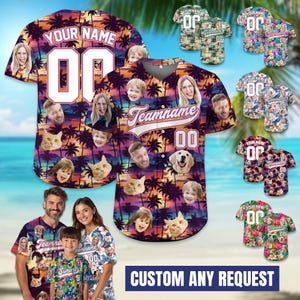 Pode incluir: Camisas de beisebol personalizadas com design de pôr do sol tropical, com rostos e o texto "YOUR NAME" e "Teamname" com o número "00". A imagem inclui vários designs de camisas e uma família vestindo camisas combinando. O texto "CUSTOM ANY REQUEST" também é visível.