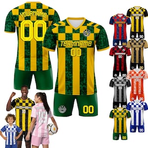 Pode incluir: Camisas de futebol em v&aacute;rias cores, incluindo verde e amarelo, vermelho e azul e preto e branco. As camisas t&ecirc;m os textos "YOURNAME" e "TEAMNAME" com o n&uacute;mero "00". As camisas s&atilde;o combinadas com cal&ccedil;&otilde;es a condizer.
