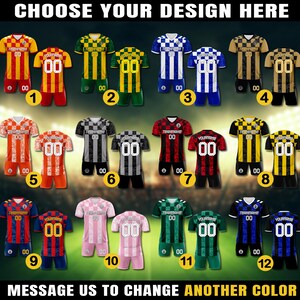 Pode incluir: Uma sele&ccedil;&atilde;o de camisas de futebol em v&aacute;rias cores, incluindo vermelho, amarelo, azul e verde. Cada camisa tem um n&uacute;mero e a op&ccedil;&atilde;o de personalizar o nome da equipe. O texto "CHOOSE YOUR DESIGN HERE" est&aacute; no topo.