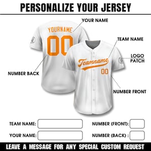 Pode incluir: Camisola de beisebol branca com letras e n&uacute;meros laranja. A camisola apresenta o texto "Teamname" na frente e "YOURNAME" e o n&uacute;mero "00" nas costas. A imagem inclui o texto "PERSONALIZE A SUA CAMISOLA".