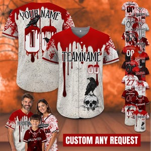 Może przedstawiać: Koszulki baseballowe z motywem Halloween. Białe koszulki mają czerwone akcenty, z krukiem, czaszką i wzorem kapiącej krwi. Tekst zawiera "YOUR NAME", "TEAMNAME" i "CUSTOM ANY REQUEST".