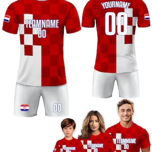 Puede incluir: Un conjunto de cuatro camisetas de f&uacute;tbol con un patr&oacute;n a cuadros en rojo y blanco. Las camisetas presentan la bandera croata y el texto "TEAMNAME 00".