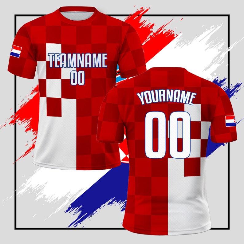 Puede incluir: Camiseta de f&uacute;tbol roja y blanca con un patr&oacute;n a cuadros y la bandera croata en la manga. La camiseta tiene "TEAMNAME 00" en la parte delantera y "YOURNAME 00" en la parte posterior.
