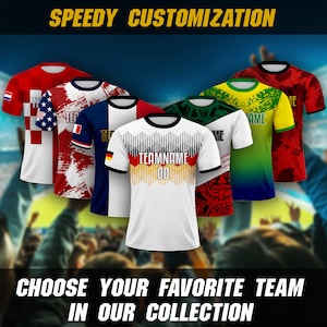 Puede incluir: Una colecci&oacute;n de seis camisetas de f&uacute;tbol con diferentes dise&ntilde;os y colores. Las camisetas tienen una variedad de patrones, incluyendo rayas, lunares y dise&ntilde;os abstractos. Las camisetas son todas de manga corta y tienen cuello redondo. Las camisetas son todas blancas, rojas, azules, verdes, amarillas y negras. Las camisetas est&aacute;n todas hechas de un tejido transpirable y que absorbe la humedad. Las camisetas son todas personalizables con un nombre de equipo y un n&uacute;mero. Las camisetas son todas perfectas para jugadores de f&uacute;tbol de todos los niveles.