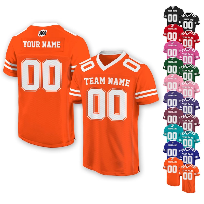 Peut inclure: Maillot de football orange avec des bordures et des num&eacute;ros blancs. Le maillot porte les inscriptions "YOUR NAME" et "TEAM NAME". Le maillot est disponible dans une vari&eacute;t&eacute; de couleurs.