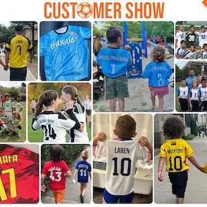 Puede incluir: Un collage de fotos que muestran camisetas de f&uacute;tbol personalizadas con diferentes nombres y n&uacute;meros. Las camisetas son de diferentes colores, incluyendo rojo, azul, amarillo y blanco. Las fotos muestran ni&ntilde;os y adultos usando las camisetas en diferentes entornos, incluyendo un campo de f&uacute;tbol, un parque y una calle de la ciudad. El texto "CUSTOMER SHOW" se muestra en la parte superior del collage.