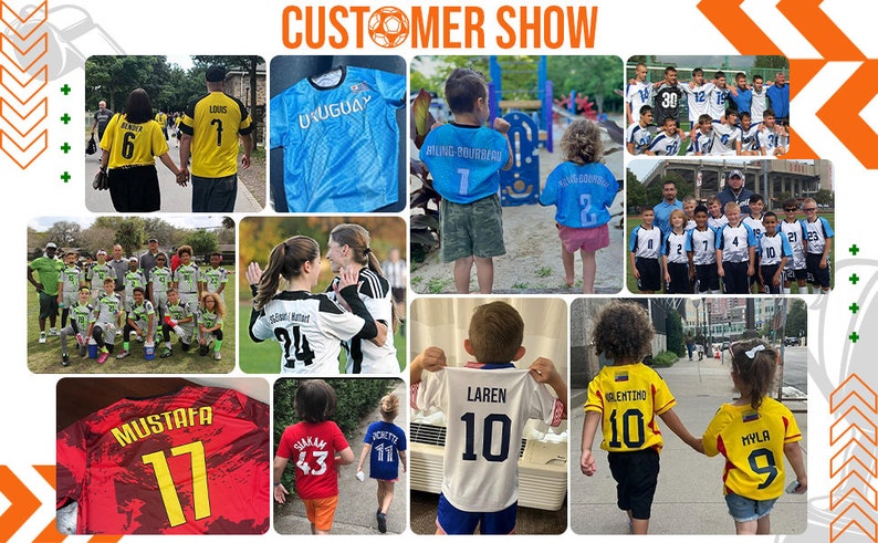 Puede incluir: Un collage de fotos que muestran camisetas de f&uacute;tbol personalizadas con diferentes nombres y n&uacute;meros. Las camisetas son de diferentes colores, incluyendo rojo, azul, amarillo y blanco. Las fotos muestran ni&ntilde;os y adultos usando las camisetas en diferentes entornos, incluyendo un campo de f&uacute;tbol, un parque y una calle de la ciudad. El texto "CUSTOMER SHOW" se muestra en la parte superior del collage.