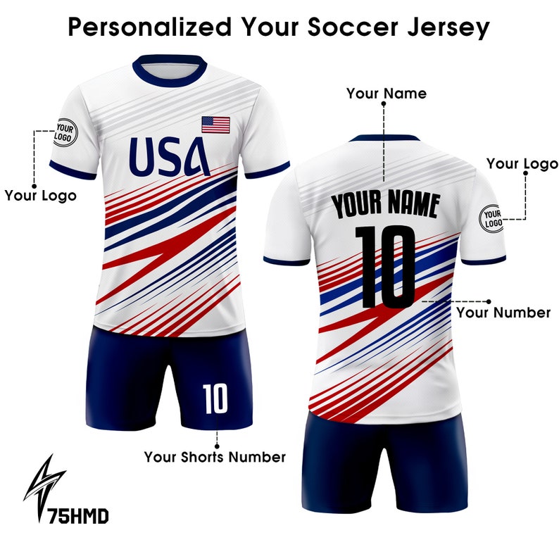 Puede incluir: Una camiseta de f&uacute;tbol blanca con rayas rojas y azules, con la palabra "USA" y una peque&ntilde;a bandera estadounidense en la parte delantera. La parte posterior de la camiseta tiene un fondo blanco con rayas rojas y azules y un n&uacute;mero negro "10" y el texto "YOUR NAME". La camiseta se combina con pantalones cortos azul marino con un n&uacute;mero blanco "10" en la pierna derecha.