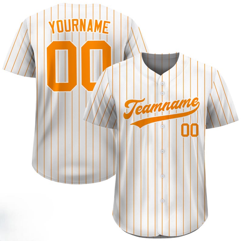Pode incluir: Camisola de beisebol branca com riscas laranja finas. A frente apresenta a palavra "Teamname" em escrita laranja e o n&uacute;mero "00". A parte de tr&aacute;s exibe "YOURNAME" e o n&uacute;mero "00" em laranja. Um artigo desportivo cl&aacute;ssico.