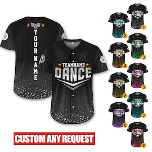 Puede incluir: Una camiseta de béisbol negra con un diseño de purpurina plateada. La camiseta tiene un frente abotonado y el texto "TEAMNAME DANCE" en el frente. La camiseta se muestra en nueve variaciones de color diferentes.