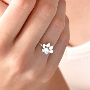 Anillo con inicial personalizado, anillo con letra en forma de pata, anillo con nombre con huella de pata, anillo con inicial delicada, anillo con letra grabada para ella, recuerdo de mascota, regalo para mamá mascota