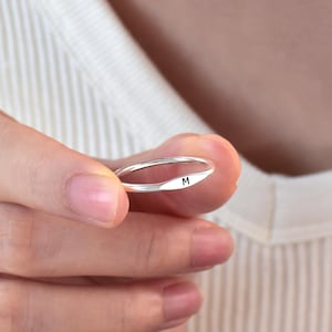 Anillo con inicial personalizado, anillo con letra delgada, anillo apilable delicado, anillo apilable con inicial diminuta, anillo con sello pequeño, regalos para damas de honor