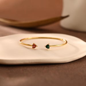 Bracciale rigido a forma di cuore con pietra portafortuna, bracciale delicato per madre e figlia, bracciale rigido personalizzato con 2 pietre portafortuna, regalo di gioielli per sorelle, regalo per la festa della mamma.