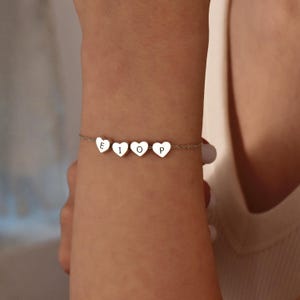 Pulsera con inicial de corazón pequeña, pulsera de corazón personalizada, pulsera con letras doradas, pulsera con nombre personalizado, pulsera con dijes delicados, regalo para el Día de la Madre