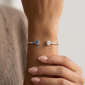 Bracelet jonc personnalisé pierre de naissance ovale, manchette pierre de naissance Dainty 2, bracelet mère fille, cadeau bijoux de demoiselle d'honneur, cadeau d'anniversaire pour elle