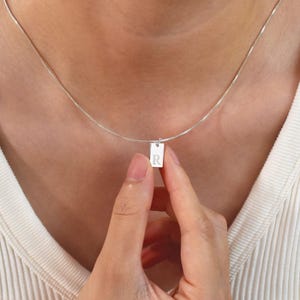 Collar inicial delicado, collar de letras grabadas personalizadas, collar de etiqueta inicial, collar de letras de oro con cadena de caja, regalo de cumpleaños para ella