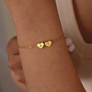 Pulsera con inicial de corazón pequeña, pulsera de corazón personalizada, pulsera con letras doradas, pulsera con nombre personalizado, pulsera con dijes delicados, regalo para el Día de la Madre
