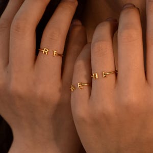 Anillo con dos iniciales, anillo con letras personalizado, anillos delicados para parejas, anillo con dos iniciales, anillo de verano, anillos apilables, regalo para ella, regalo para dama de honor