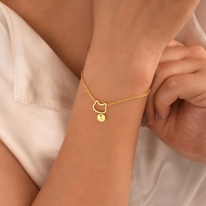 Pulsera pequeña con inicial grabada, pulsera con cara de gato y disco con letra, pulsera con nombre, pulsera para mujer, regalo para amantes de los gatos, regalo de cumpleaños para ella