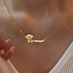 Collar de graduación personalizado con nombre, regalos de graduación para ella, collar con nombre personalizado, regalo de graduación universitaria, joyería de birrete para ella