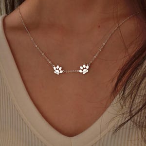 刻印された足跡の名前ネックレス、カスタム複数の名前ネックレス、小さな足跡ネックレス、ミニマリストの足跡ネックレス、ペットネックレス、お母さんへのギフト