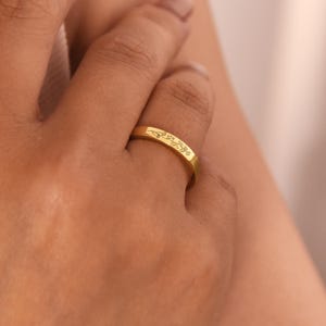 Dainty Birth Flower Ring, Thin Birth Flower Ring, Engraved Floral Ring for Women,Personalized Birth Flower Gold Ring,Minimalist Ring for Her