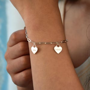 Pulsera para mamá con nombres de niños, pulsera con nombre personalizado y cadena con clip, pulsera con dije de corazón grabado, regalo de cumpleaños, regalo del Día de la Madre para ella