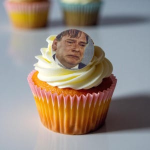 Toppers de bolo com o meme do Ian Beale. 15 personagens de EastEnders. Decorações comestíveis pré-cortadas para cupcakes. Estilo retrô dos anos 80, 90 e 2000. Toppers divertidos para festas temáticas.