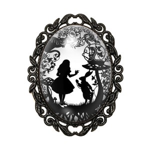 Broche Noire avec Cabochon en Verre Alice au Pays des Merveilles - Cadeau Anniversaire Fête Noël