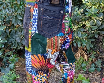 Pantalon sarouel en wax et poches en jean noir upcyclées modèle unique patchwork, pantalon en wax, sarouel en tissu africain, wax africain