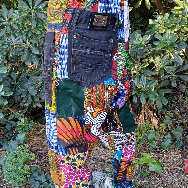 Pantalon sarouel en wax et poches en jean noir upcyclées modèle unique patchwork, pantalon en wax, sarouel en tissu africain, wax africain