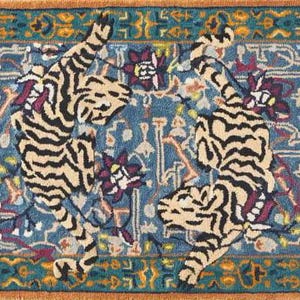 Handgjord ullmatta med tigermotiv | Orientaliskt inspirerad matta med djurmotiv | Blå och blågrön hantverksmatta bild 3
